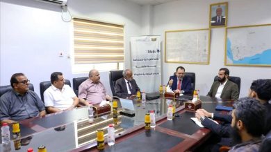 وزير الكهرباء يناقش مع محافظ أبين احتياجات الطاقة ويؤكد التوسع في الحلول المستدامة