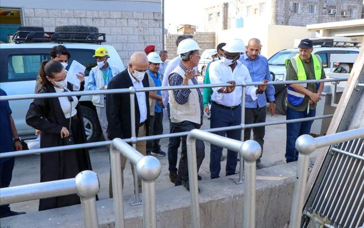 وزير المياه والبيئة ووفد البنك الدولي يطلعان على التشغيل التجريبي لمشروع محطة الضخ بعدن