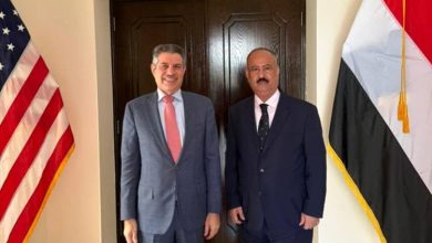 وزير النقل يلتقي السفير الأمريكي لدى بلادنا ويبحثان تطورات قطاع النقل في اليمن