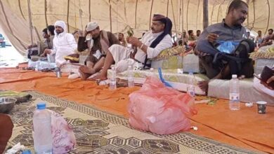 وفد رسمي من شبوة وسلطة رضوم يصل إلى مخيم عزاء الشهيدين آل العظمي