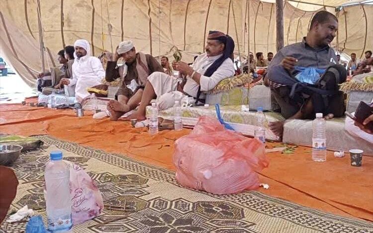 وفد رسمي من شبوة وسلطة رضوم يصل إلى مخيم عزاء الشهيدين آل العظمي