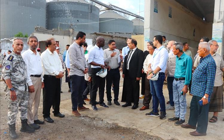 وفد رفيع المستوى من البنك الدولي يزور مركز الإنزال السمكي (الدوكيارد) في المعلا بعدن