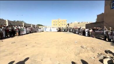 وقفة احتجاجية منددة بمقتل الشاب عبدالرحمن العليمي داخل سجن الصولبان في عدن