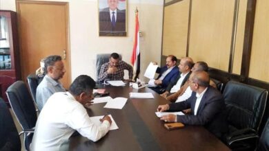 وكيل محافظة تعز يستعرض خطة الجوانب التنموية والمالية