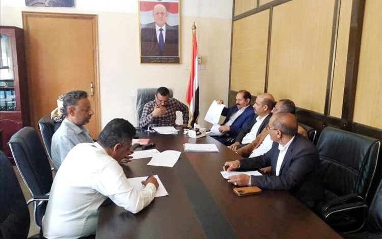 وكيل محافظة تعز يستعرض خطة الجوانب التنموية والمالية