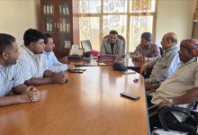 وكيل محافظة سقطرى يزور مكتب الزراعة والري ويسلّم موقع إنشاء المركز البيطري