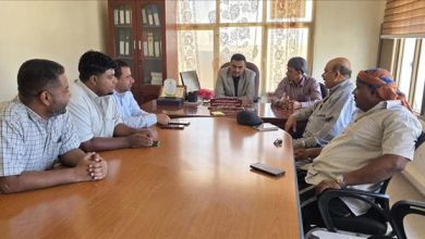 وكيل محافظة سقطرى يزور مكتب الزراعة والري ويسلّم موقع إنشاء المركز البيطري