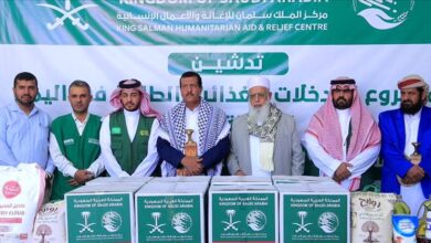 وكيل محافظة مأرب "مفتاح" يدشن توزيع مساعدات غذائية طارئة مقدمة من مركز الملك سلمان للإغاثة