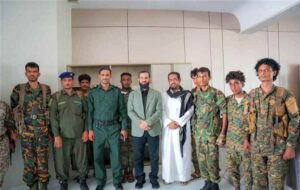 محافظ أبين يكرّم إدارة أمن خنفر لنجاحها في ضبط العناصر المتورطة بأحداث الفوضى وإطلاق النار في سوق جعار