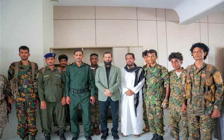 محافظ أبين يكرّم إدارة أمن خنفر لنجاحها في ضبط العناصر المتورطة بأحداث الفوضى وإطلاق النار في سوق جعار
