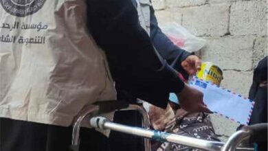 "مؤسسة الرحمة التنموية" تنفذ مشروعاً إغاثياً يستهدف 40 أسرة في الكود العثماني بعدن