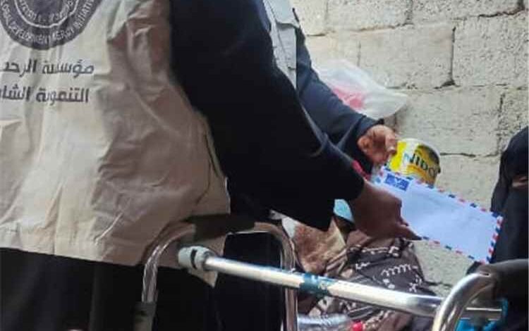 "مؤسسة الرحمة التنموية" تنفذ مشروعاً إغاثياً يستهدف 40 أسرة في الكود العثماني بعدن