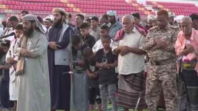 أبناء لحج يؤدون صلاة عيد الأضحى في ملعب الشهيد معاوية بالعاصمة الحوطة