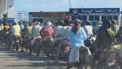 أزمة وقود خانقة تشل حركة النقل في الخوخة وحيس جنوب الحديدة