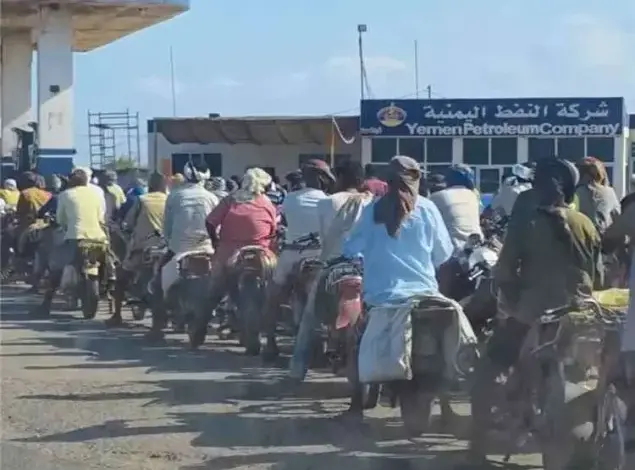 أزمة وقود خانقة تشل حركة النقل في الخوخة وحيس جنوب الحديدة