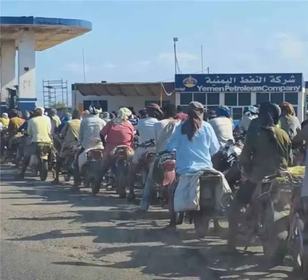 أزمة وقود خانقة تشل حركة النقل في الخوخة وحيس جنوب الحديدة