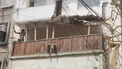أشغال عدن تُزيل بلكونة مهددة بالانهيار في مبنى سكني بصيرة