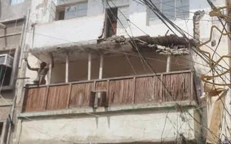 أشغال عدن تُزيل بلكونة مهددة بالانهيار في مبنى سكني بصيرة