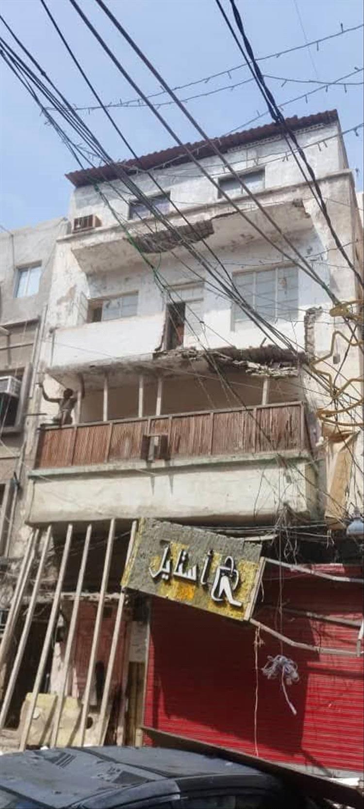 أشغال عدن تُزيل بلكونة مهددة بالانهيار في مبنى سكني بصيرة