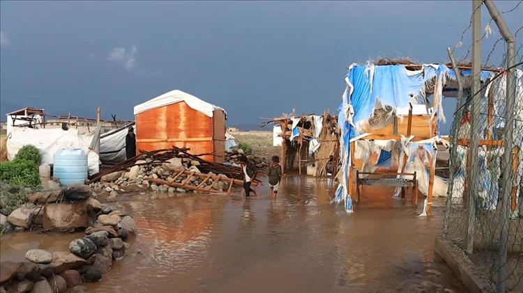 أمطار غزيرة تُفاقم معاناة النازحين في الحديدة