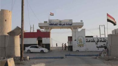 أمن المهرة يضبط مطلوباً بقضية قتل ويتسلم متهمين بالابتزاز الإلكتروني من شبوة
