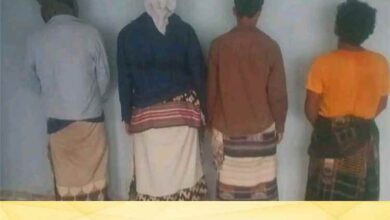 أمن خنفر يضبط أربعة متهمين بقضايا تقطع وابتزاز بطريق الحرور