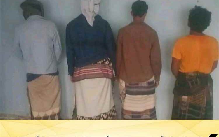 أمن خنفر يضبط أربعة متهمين بقضايا تقطع وابتزاز بطريق الحرور
