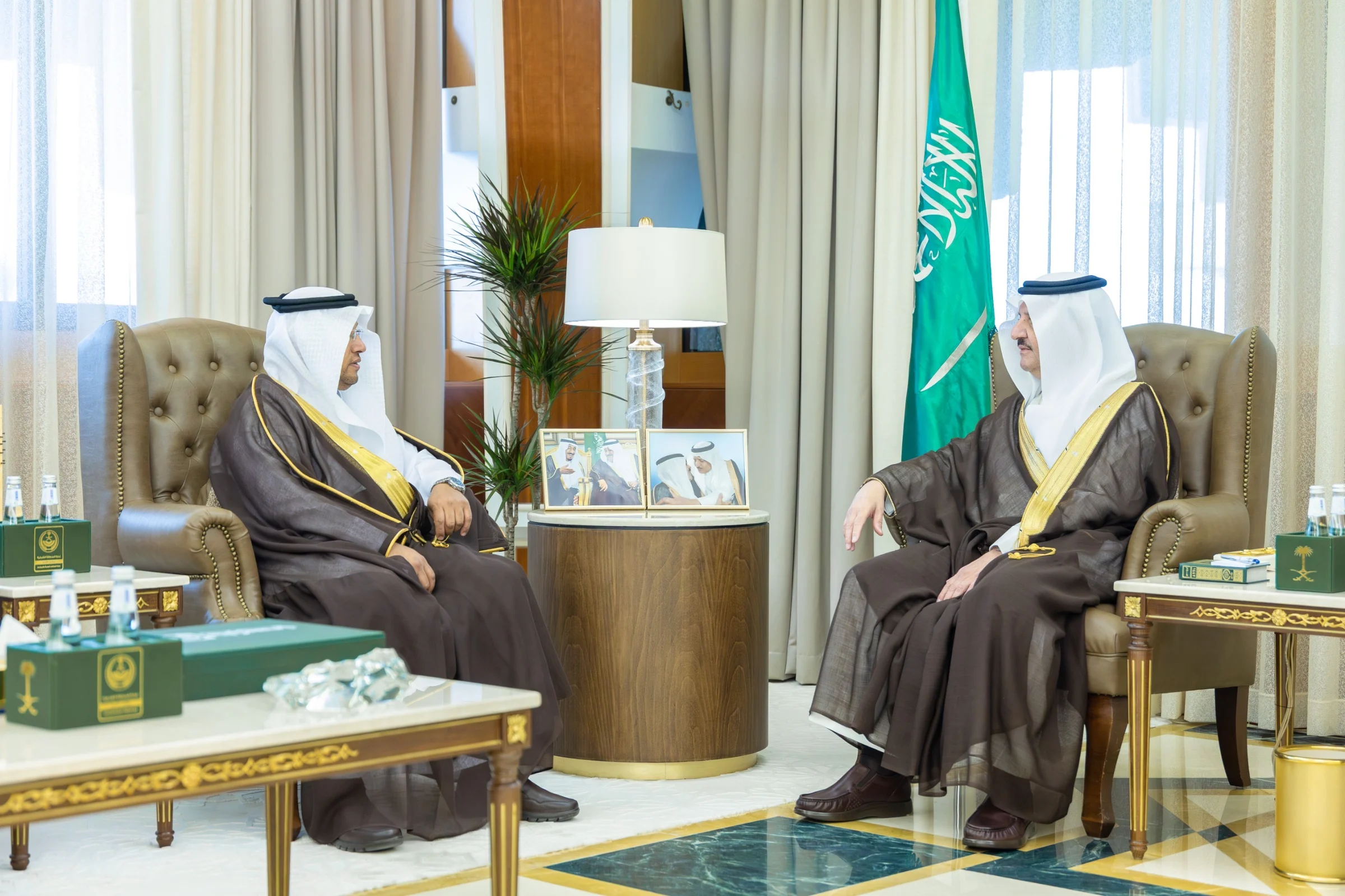 أمير الشرقية يستقبل الرئيس التنفيذي لجمعية بناء ويستعرض مشروع “تاكسي أيتام المملكة”