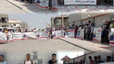 أولياء دم "العديني" يحتجون أمام المحكمة الجزائية بعدن رفضاً لقرار الإفراج عن المتهم الرئيسي بضمانة