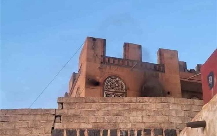 إحراق منزل قيادي قبلي موال للشرعية في صنعاء يثير غضباً واسعاً