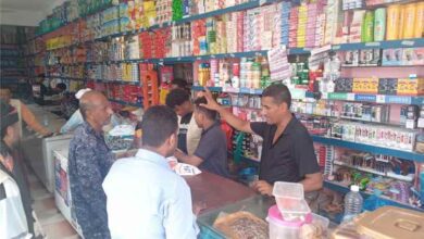 إغلاق محال مخالفة وضبط مواد منتهية ومقلدة خلال نزول ميداني لمكتب الصناعة والتجارة بساحل حضرموت