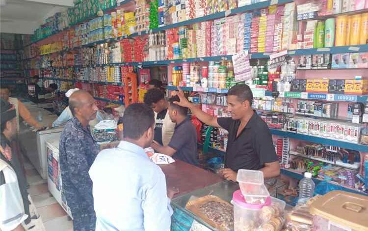 إغلاق محال مخالفة وضبط مواد منتهية ومقلدة خلال نزول ميداني لمكتب الصناعة والتجارة بساحل حضرموت
