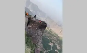 إنقاذ شاب علق في منحدر صخري خطير غربي صنعاء
