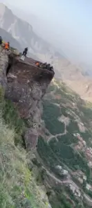 إنقاذ مواطن عالق في منحدر مرعب غربي صنعاء