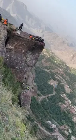 إنقاذ مواطن عالق في منحدر مرعب غربي صنعاء