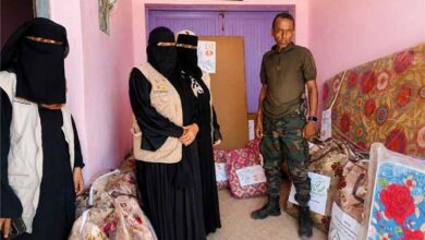 اتحاد نساء أبين يوزع مساعدات إيوائية وحقائب صحية على نزيلات إصلاحية السجن المركزي