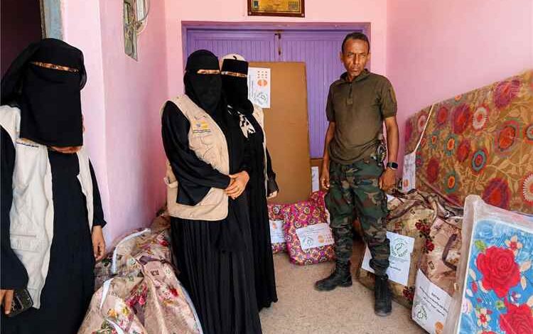 اتحاد نساء أبين يوزع مساعدات إيوائية وحقائب صحية على نزيلات إصلاحية السجن المركزي