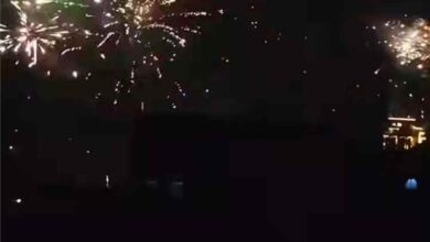 احتفالات ليلية وألعاب نارية تُضيء سماء المكلا ابتهاجاً بذكرى الوحدة اليمنية