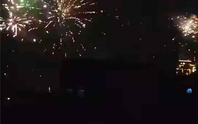 احتفالات ليلية وألعاب نارية تُضيء سماء المكلا ابتهاجاً بذكرى الوحدة اليمنية