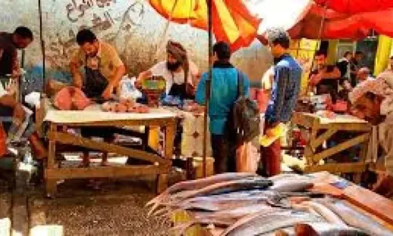 احتكار وأسماك فاسدة.. مواطنون ومطاعم بتعز يشتكون من ممارسات في سوق الأسماك