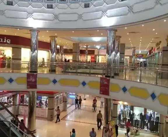 ازدحام غير مسبوق في مولات عدن.. المواطنون يهربون من ”جحيم الصيف” إلى مكيفات المولات