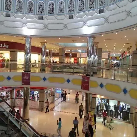 ازدحام غير مسبوق في مولات عدن.. المواطنون يهربون من ”جحيم الصيف” إلى مكيفات المولات