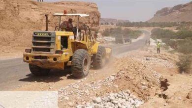 استمرار أعمال تأهيل الطريق الحيوي بين الوادي والساحل بحضرموت