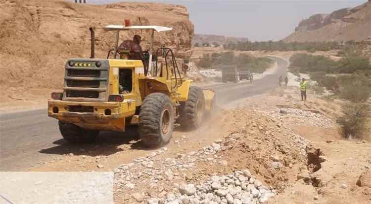 استمرار أعمال تأهيل الطريق الحيوي بين الوادي والساحل بحضرموت