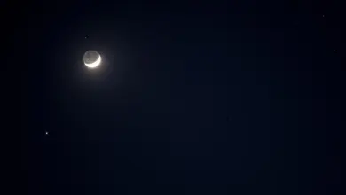 اقتران المشتري بهلال ذي الحجة يُضيء سماء الحدود الشمالية ويخطف أنظار الهواة