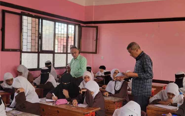 الأمين العام للمجلس المحلي يتفقد سير امتحانات اللغة الإنجليزية بمدرسة منير مبارك بالكود العثماني