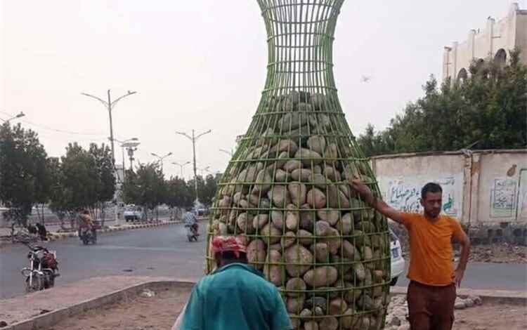 الحديدة تزين ساحلها برمز تراثي .. مجسم الجرة يتحول إلى معلم بحري جديد