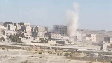 الحوثيون يفجرون منزل ضابط مختطف في سجونهم شمال صنعاء