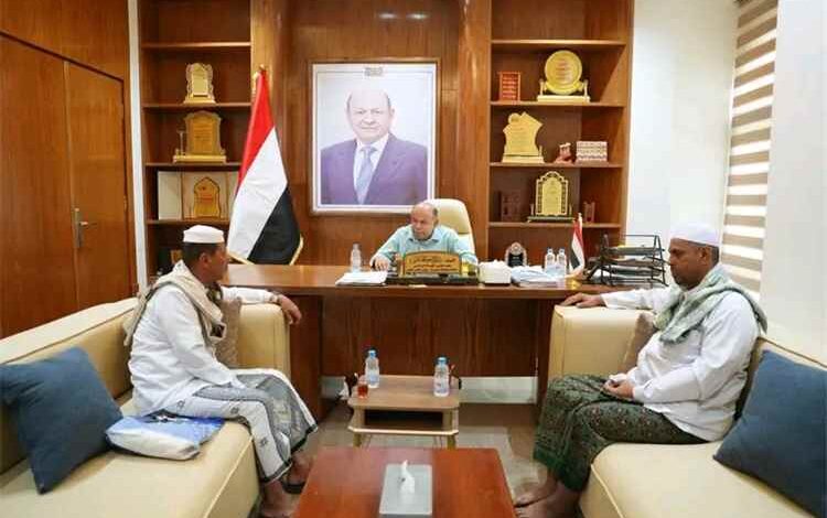 الخنبشي يطلع على أوضاع مختبرات الصحة العامة ويؤكد دعم السلم المجتمعي وتطوير خدمات الأحوال المدنية