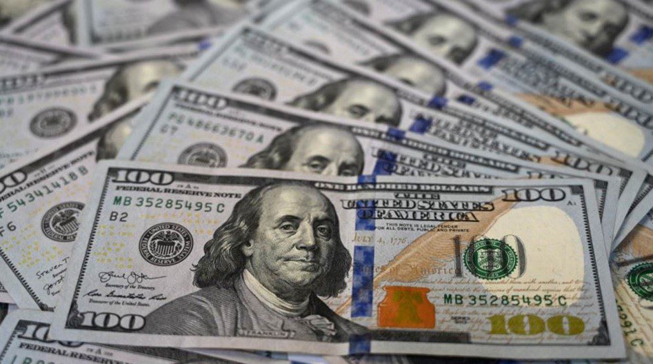 الدولار يمدد مكاسبه مع تراجع توقعات خفض الفائدة الأمريكية